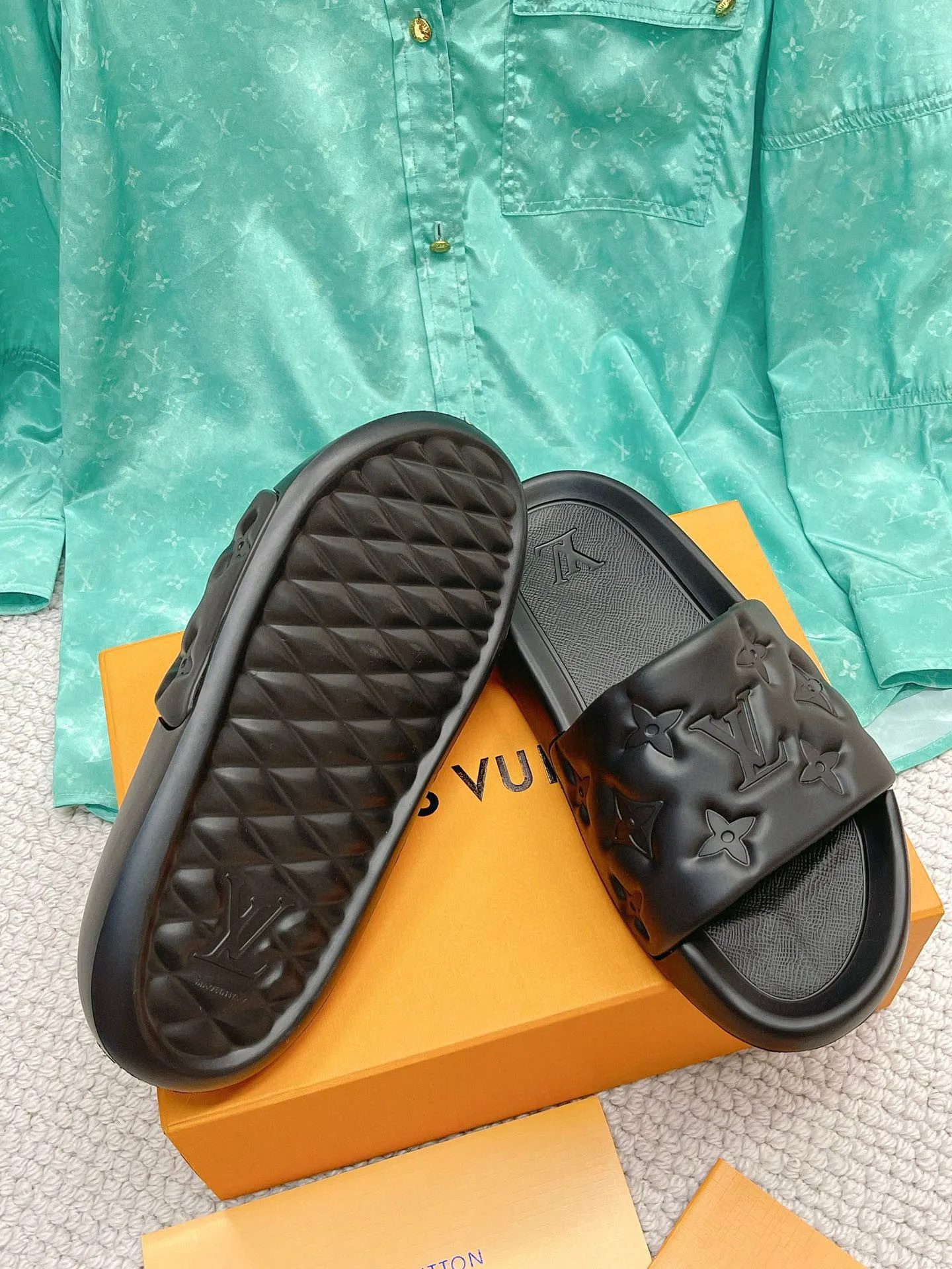 Factory price: 260💰【𝐋𝐕 Slippers】▪️Shoe size: Men's 38-45 ▪️Packaging: Counter top quality~original packaging 𝟐𝟎𝟐3 Louis Vuitton counter's new embossed slippers, L's monogram embossed slippers, Waterfront sandals are back, the upper buckle is embossed with LV's iconic Monogram pattern. Made of waterproof rubber with a comfortable and resilient insole. The lightweight, flexible outsole is embossed with the Louis Vuitton logo. ▪️Fabric: Original molded rubber foam surface ▪️Technology: embossed logo ▪️Sole: Original molded rubber foam outsole ▪️Sole thickness: 3CM.